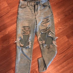 American Eagle Ripped Mom Jeans Size 4